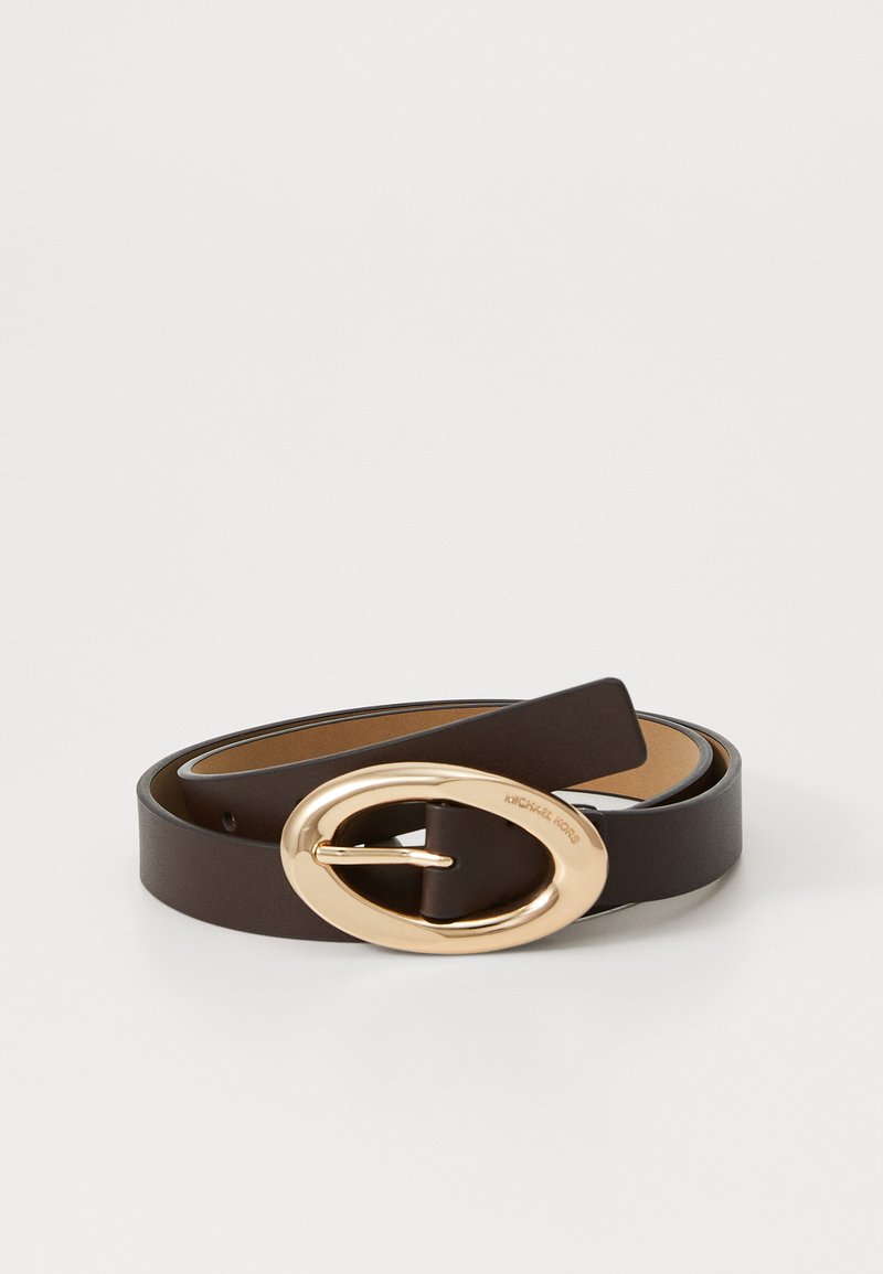 Smeđi kožni remen s zlatnom ovalnom kopčom i glatkom teksturom. Kontrastna unutarnja boja s elegantnim, minimalističkim dizajnom.