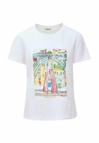 Camiseta blanca de algodón con un colorido estampado artístico de una figura en pantalones a rayas sobre un fondo de edificios y un arco.