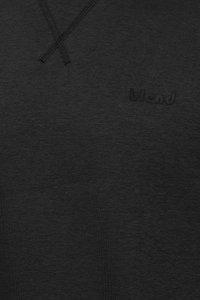 Sudadera negra con una textura suave, que presenta un sutil logo "blend" en un color oscuro y un detalle de costura entrelazada cerca del escote.