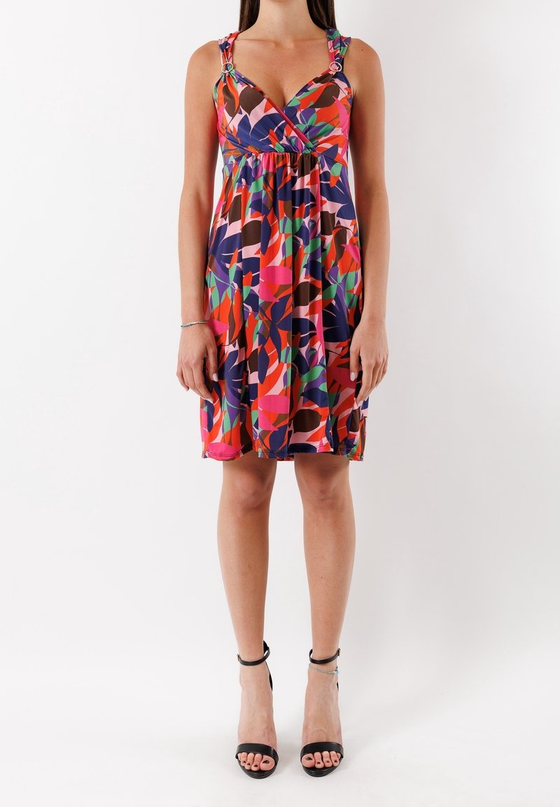 Robe sans manches colorée avec un décolleté en V, présentant un motif géométrique en rose, vert, bleu et marron. Comprend des bretelles décoratives et un ourlet évasé.