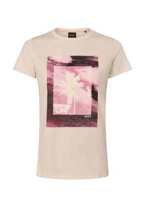 Beige T-shirt met korte mouwen en een roze-zwart dessin van palmbomen, straatlantaarns en het woord "BOSS" op de voorkant.
