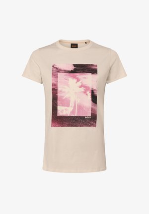 T-shirt beige à manches courtes avec un motif rose et noir représentant des palmiers, des réverbères, et le mot "BOSS" sur le devant.