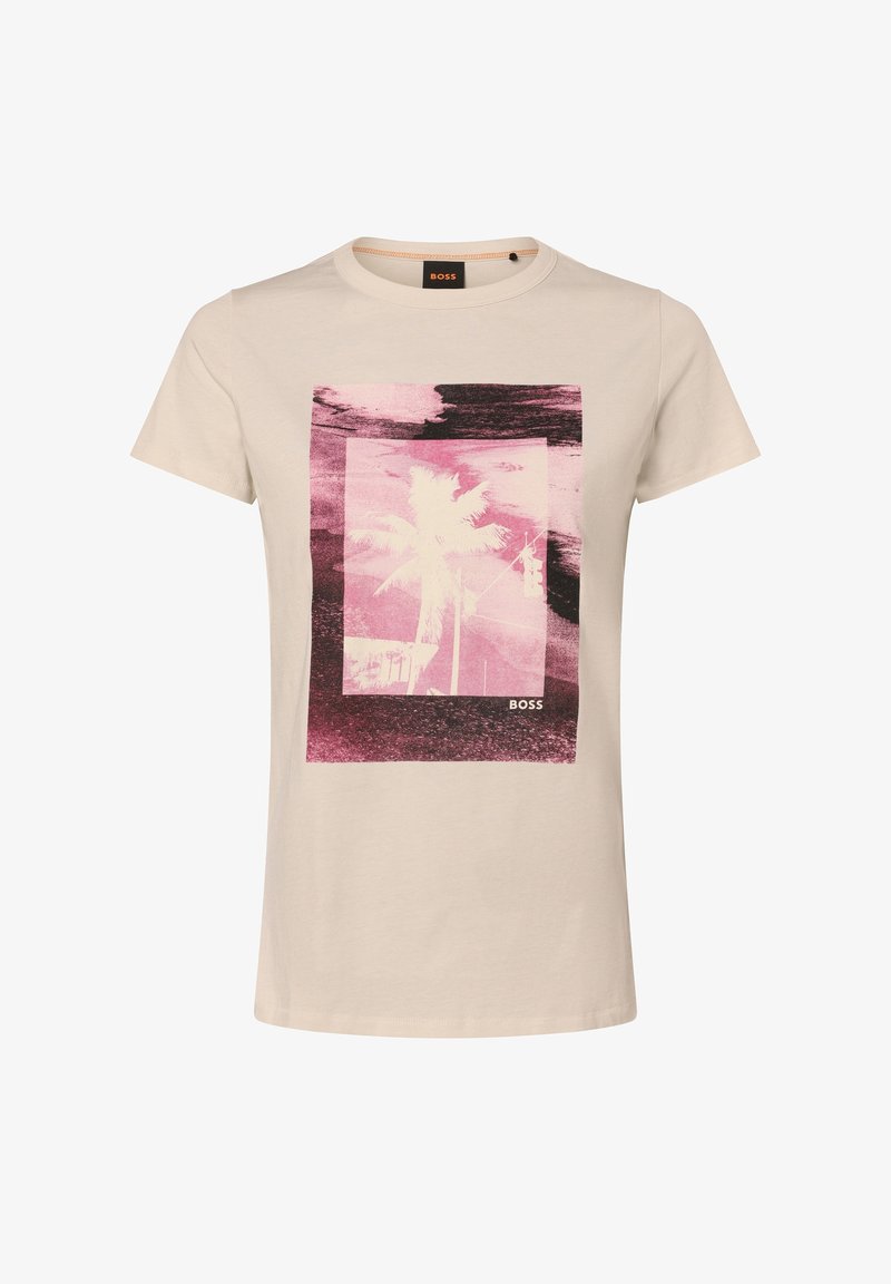 T-shirt beige à manches courtes avec un motif rose et noir représentant des palmiers, des réverbères, et le mot "BOSS" sur le devant.