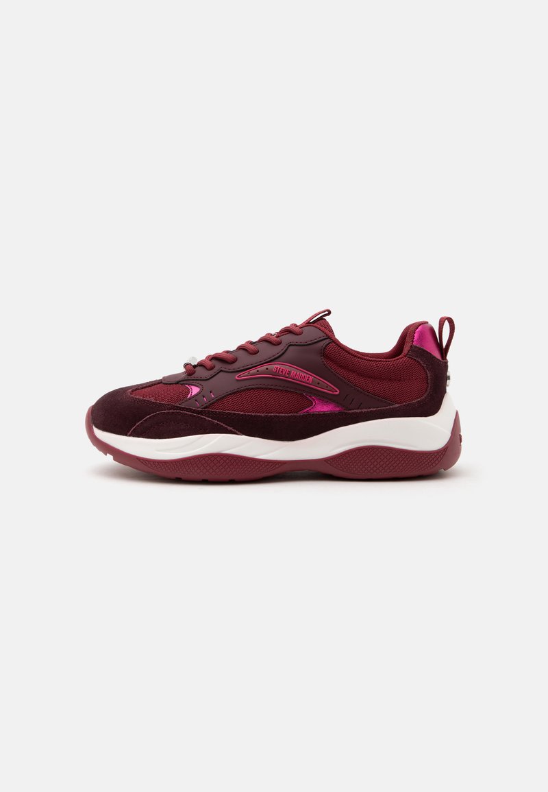 Baskets de sport bordeaux et rose avec semelle blanche, design à lacets, panneaux en mesh et en daim, et nom de la marque sur le côté.