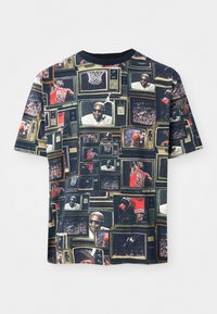 Grafisk T-skjorte med en collage av vintage-TV-er som viser basketballhandling og spillere, for det meste i mørke farger med rund hals.