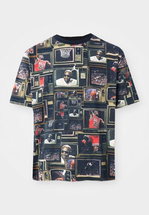 Grafisk t-shirt med et collage af vintage fjernsyn, der viser basketball-action og spillere, primært i mørke farver med rund halsudskæring.