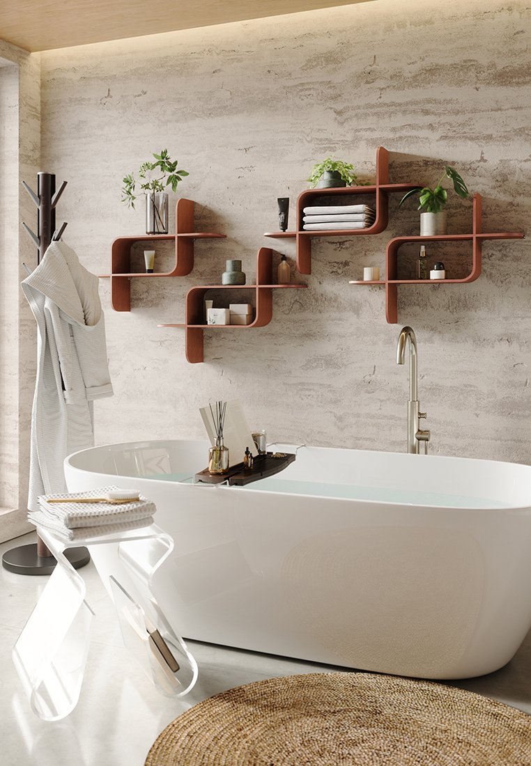 Freistehende weiße Badewanne mit einer Holzwand, geschwungenen braunen Regalen, grünen Pflanzen und einem runden geflochtenen Teppich. Klarer Acryl-Nebentisch.