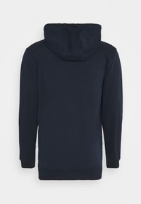 Sweat à capuche bleu marine en tissu doux, avec une poche kangourou à l'avant, des manches longues et une capuche avec cordon de serrage. Texture lisse avec des poignets côtelés.