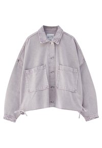 Chaqueta de denim de gran tamaño en color púrpura claro con cierre de botones, dos grandes bolsillos cuadrados en el pecho, un cuello y cordones en el dobladillo.