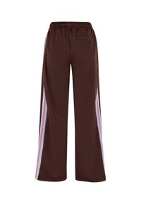 Pantalones deportivos marrones con un diseño de pierna ancha, cinturilla elástica y rayas laterales en rosa y blanco. Incluye un bolsillo trasero para almacenamiento.