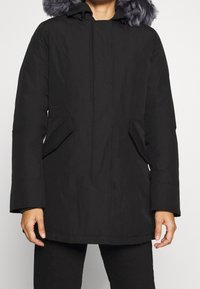Canadian Classics Down coat - black
