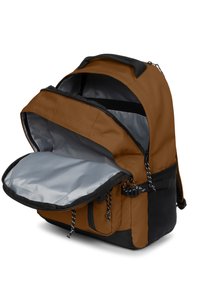 Mochila marrón y negra con exterior texturizado, interior espacioso de color gris claro y correas ajustables. Cuenta con bolsillos con cremallera y tiradores.