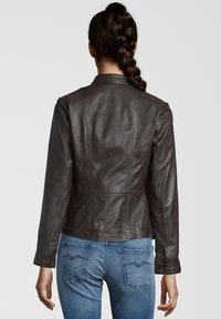 Braune Lederjacke mit taillierter Passform, gesteppten Details und einfachem Kragen. Die Rückansicht zeigt eine glatte Textur und strukturierte Nähte.