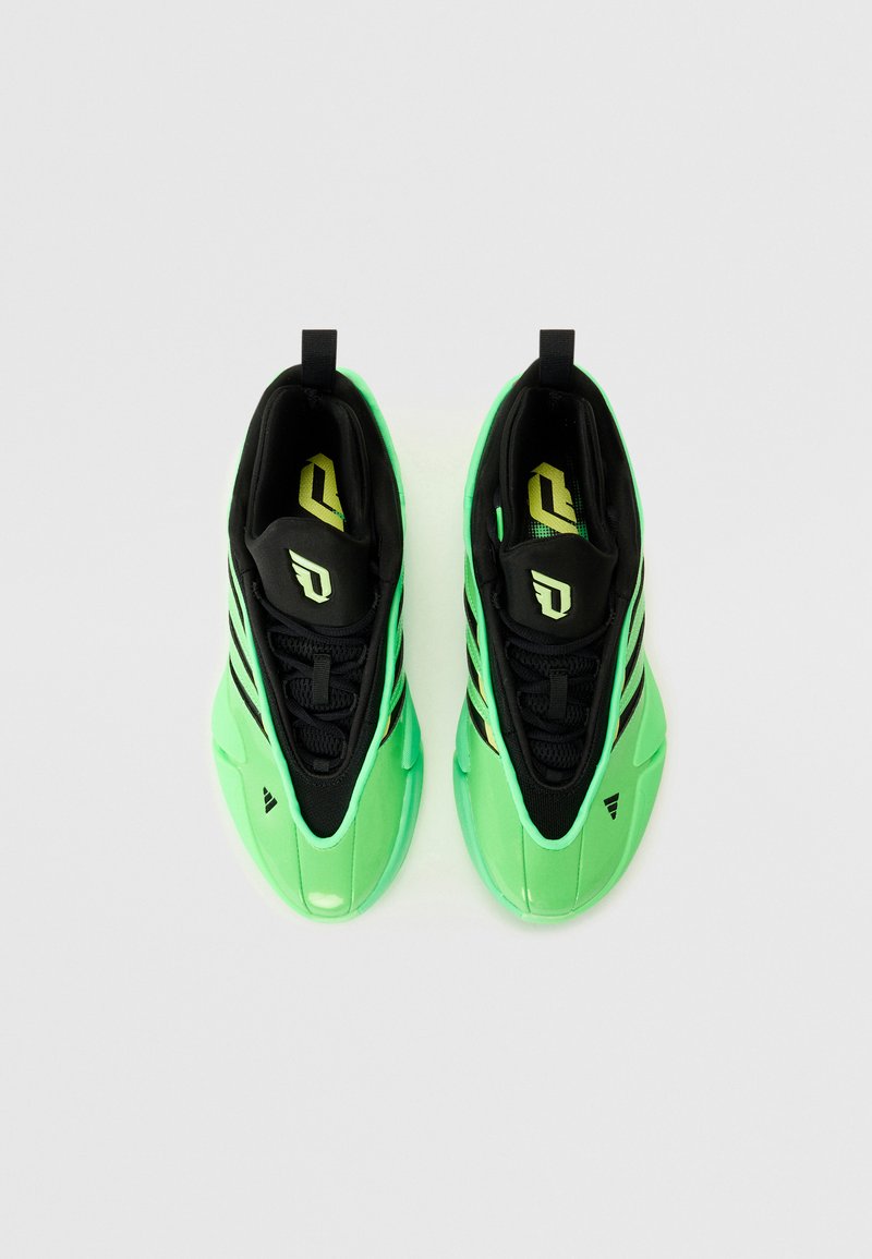 Scarpe da ginnastica verdi con un design elegante, caratterizzate da una finitura lucida, dettagli neri, lacci testurizzati e un'asola per una facile calzata.