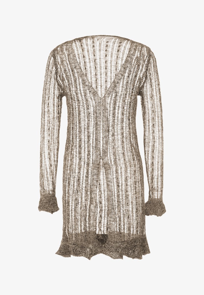 Hosszú, nyitott kötésű kardigán világosbarnában. V-nyakú, hosszú ujjal és fodros aljjal rendelkezik. Függőleges csíkokkal és apró pöttyökkel textúrázott.