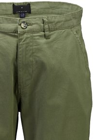 Olijfgroene katoenen chino's met een rechte pasvorm, voorzien van een knoopsluiting en riemlussen. Gladde textuur met subtiele stikseldetails.