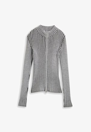 Pull en gris à côtes avec un col montant, des manches longues et une fermeture éclair à l'avant. Présente des rayures alternées en gris foncé et gris clair. Matière en tricot texturée.