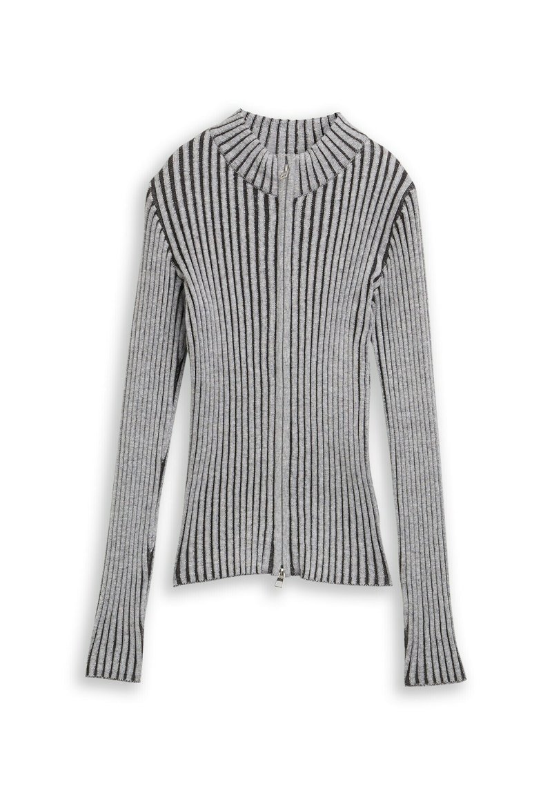 Grauer, gerippter Pullover mit hohem Kragen, langen Ärmeln und einem Reißverschluss vorne. Hat abwechselnd dunkle und helle graue Streifen. Strukturierter Strickstoff.