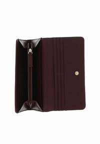 Portefeuille en cuir bordeaux avec plusieurs emplacements pour cartes, compartiment zippé et fermeture à bouton-pression ; texture lisse et design structuré.