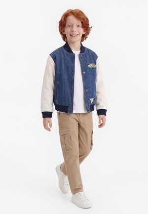 Guess TODDLER KIDS MINIONS LETTERMAN JACKET - Veste en jean - blue denim