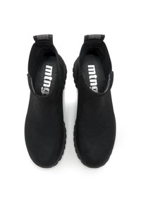 Un par de botas de ante negras, tipo slip-on, hasta el tobillo, con tiradores y suelas rugosas, vistas desde arriba sobre un fondo blanco.