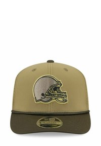 Olivgrüne Kappe mit strukturiertem Design, die ein erhabenes, gesticktes Football-Helm-Logo und einen dunkelgrünen Schirm aufweist.