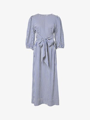 Robe rayée avec des lignes verticales bleues et blanches, manches longues bouffantes, col rond et détail de taille nouée. Longueur mi-mollet.