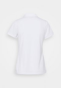 Bílá polo košile s límcem a krátkými rukávy, vyrobená z hladké tkaniny. Má jednoduchý design bez vzorů nebo akcentů.