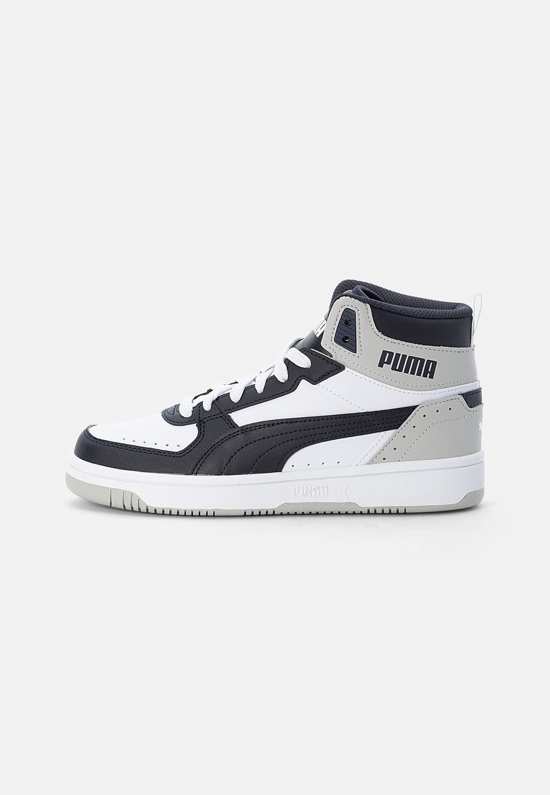 Basket montante Puma en blanc, noir et gris avec fermeture à lacets et logo de marque à la cheville et sur la semelle.