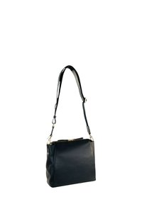 Borsa a spalla in pelle nera con forma rettangolare, tracolla regolabile, dettagli in oro e chiusura zip superiore. Texture liscia, design minimal.