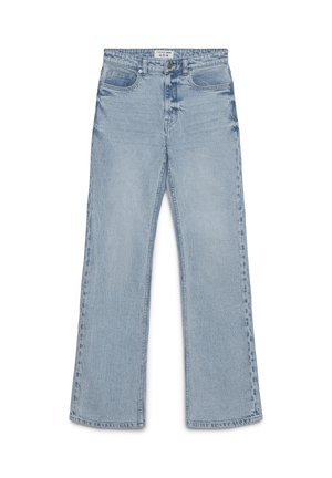 Jeans in denim azzurro chiaro con taglio a gamba dritta, chiusura frontale con bottone e cerniera, e design a cinque tasche, distesi su sfondo bianco.