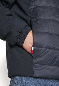 Tommy Hilfiger MIX MEDIA STAND COLLAR JACKET - Overgangsjakke - desert sky