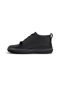 Botas de tobillo de cuero negro con una textura suave, punta redonda, cordones sutiles y una suela de goma flexible en contraste. Incluye una lengüeta para facilitar el calzado.