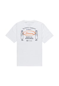 Hvid kortærmet t-shirt med grafisk tryk på ryggen, der viser figurer med genstande, tekst i sort og orange samt etableringsdato.