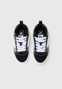 Czarno-leopardowe sneakersy, z białymi sznurówkami, zamszowego materiału, z okrągłym noskiem i płaską białą gumową podeszwą.