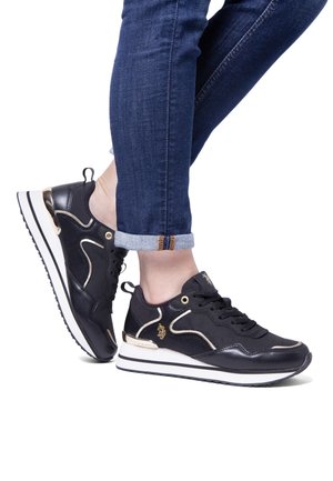 Sneaker atletiche nere con un design elegante, caratterizzate da dettagli dorati, una suola bianca e una finitura testurizzata. I lacci garantiscono una vestibilità sicura.