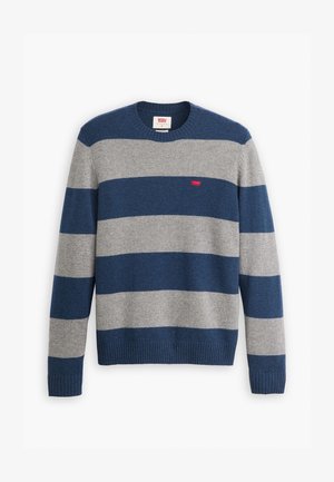 Suéter a rayas azul y gris hecho de un material de punto suave. Presenta un cuello redondo, mangas acanaladas y un pequeño logo rojo en el pecho.