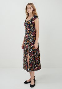 Blumenkleid in Midi-Länge mit quadratischem Ausschnitt, kurzen Ärmeln, navyblauem Hintergrund, orangefarbenen und rosa Blumen, mit einem Schlitz vorne und weichem Stoffgefühl.