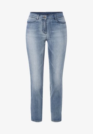 Vaqueros de mezclilla azul claro con corte recto, textura desgastada, cinco bolsillos, trabillas para cinturón y un botón metálico en la cinturilla.