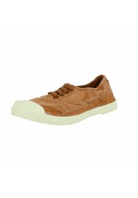 Sneaker in pelle marrone con finitura testurizzata, punta in gomma bianca e lacci. Presenta un profilo basso e una suola flessibile per il massimo comfort.