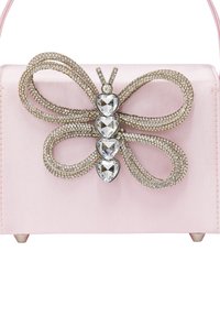 Růžová saténová kabelka s akcentem ve tvaru mašle posetá rhinestony a srdcovými kameny. Obsahuje kovové detaily a čtyři kulaté nožky.
