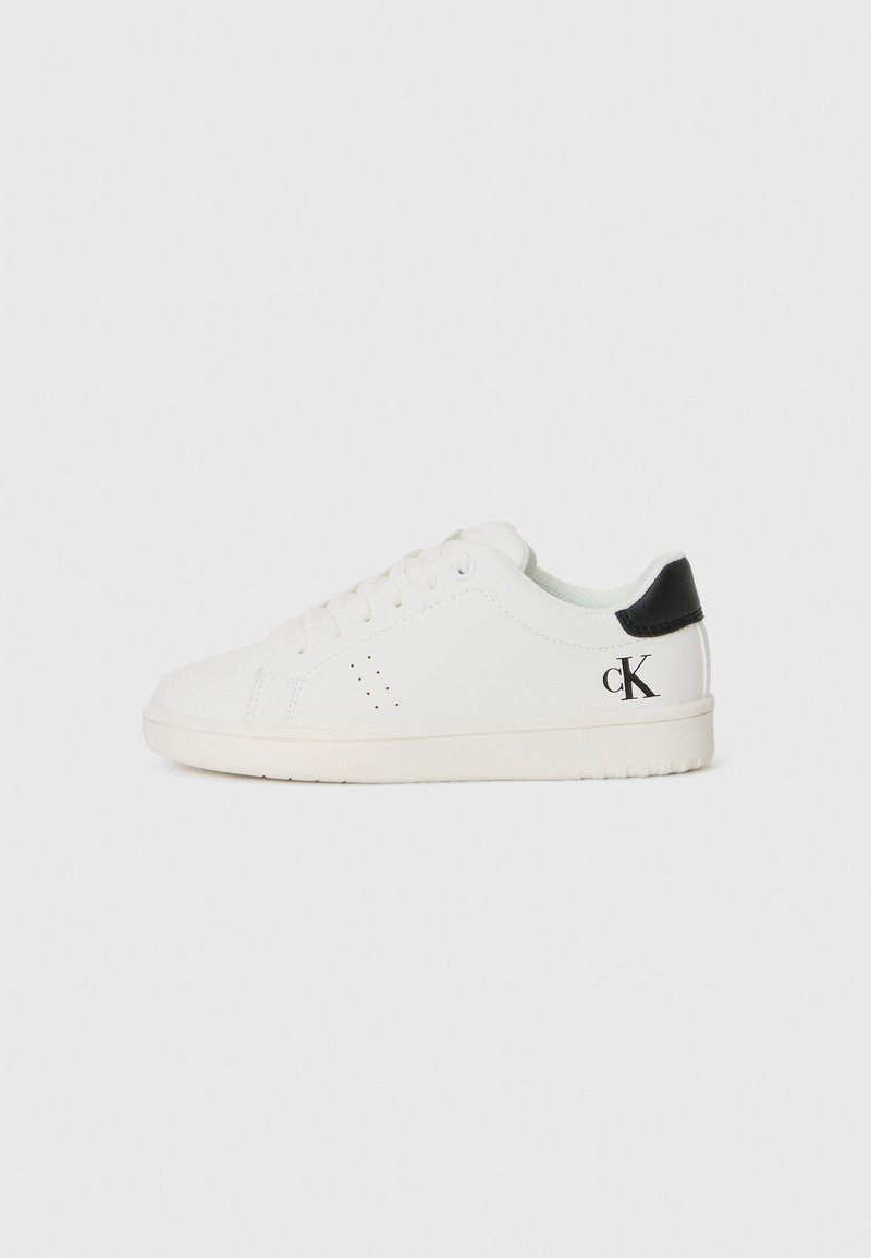 Baskets blanches en cuir lisse avec un accent noir au talon et des détails perforés sur le côté. Présentent un système de laçage à l'avant et une semelle en caoutchouc.