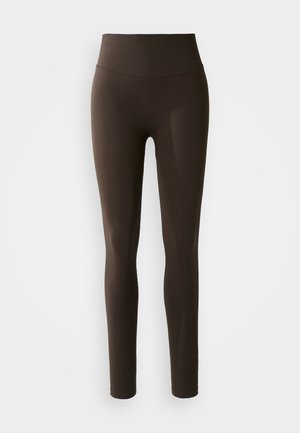 Leggings marrones hechos de un material elástico con una cintura alta. Presentan una textura suave y un diseño ceñido. Sin patrones visibles.
