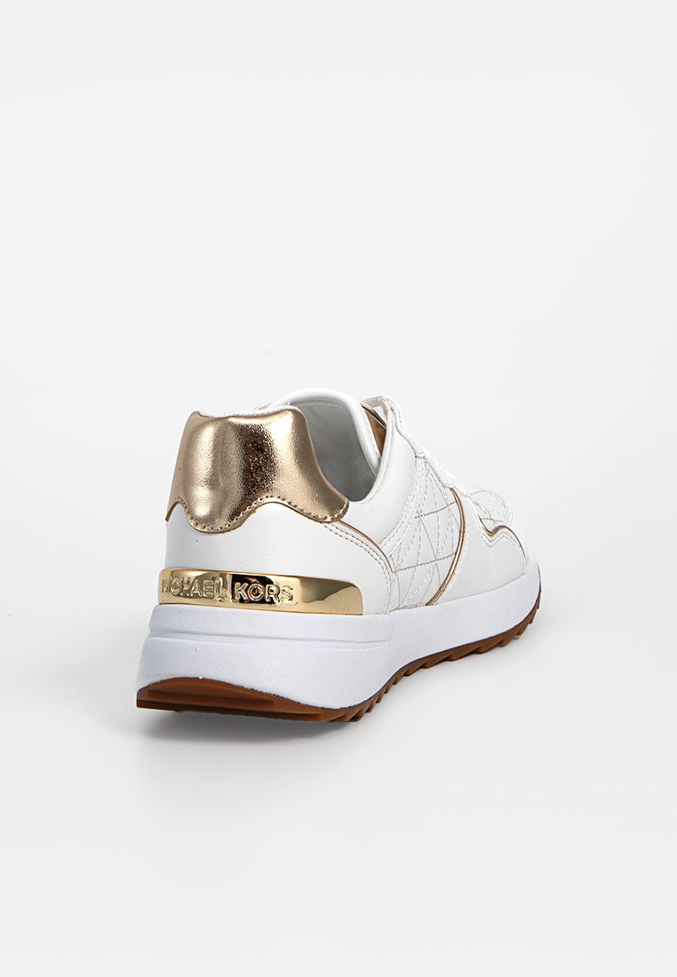 Sneakers bianche con dettagli dorati, caratterizzate da un tacco metallico e un logo del brand sul lato, superficie testurizzata e un design sportivo.