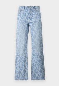 Lichtblauwe denim jeans met wijde pijpen, gekenmerkt door een algehele patroon van in elkaar verstrengelde letters in een iets donkerdere tint. Tijdloos vijf-pocket ontwerp.