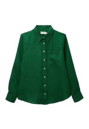 Chemise à manches longues vert foncé avec col, boutons sur le devant et une poche poitrine, étalée à plat sur un fond blanc.