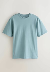 T-shirt bleu clair à manches courtes, fabriqué en matériau doux ; doté d'un col rond et d'une texture lisse et unie sans motifs.