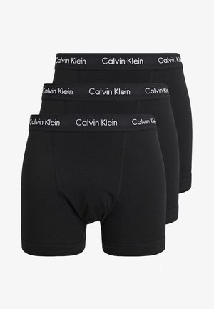 Boxer cortos negros en un paquete de tres. Hechos de una tela suave, con una cintura con logo. Ajuste elástico y longitud hasta mitad del muslo con costuras planas.