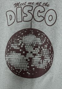 Grå t-shirt med et mørkebrun grafisk billede af en discokugle, dekoreret med pixel-lignende refleksioner og tekst ovenfor, der står "Mød mig på DISCO."