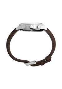 Montre en acier inoxydable avec un boîtier rond, un bracelet en cuir marron, des accents argentés et des poussoirs doubles ; présente un intérieur marron texturé.